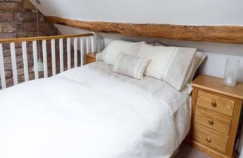 Cauldon Low Apartment | JACOB'S BARN, pet friendly, with a garden in Ramshorn