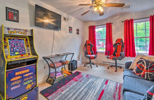Tobyhanna House | Jacuzzi and Resort Amenities Tobyhanna Family Home!