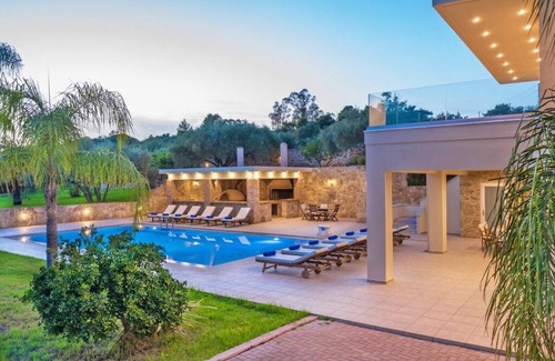 Souda Villa | Jacuzzi -BBQ-Big pool - Walk to beach & grocery store