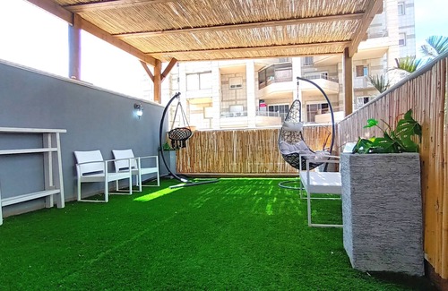 Ashkelon Apartment | Jacuzzi Beach Suite W/Gym: 4 rooms + Huge Balcony