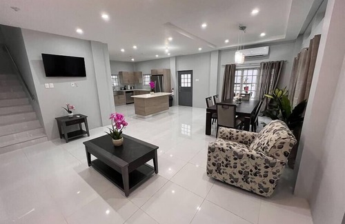 Glencoe Apartment | Jacuzzi Loft and Pool Glencoe Townhome
