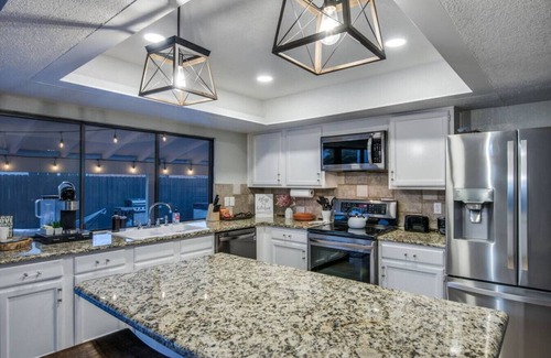 The Colony House | Jacuzzi & Pool House w/Game Room + Fire Pit