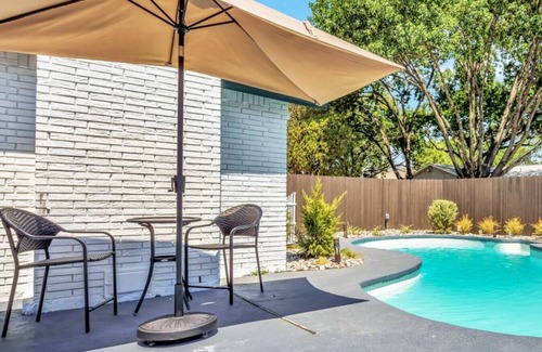 The Colony House | Jacuzzi & Pool House w/Game Room + Fire Pit
