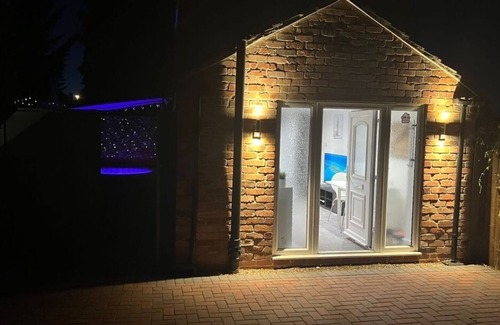 Alvaston House | Jacuzzi Spa! Stunning Entire Guest House - Netflix