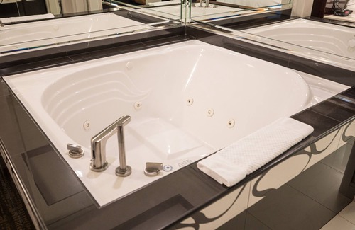 Las Vegas Resort | Jacuzzi Spa Suite - Center Strip - Projection Screen TV