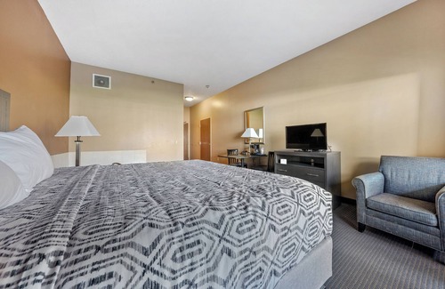 Put-in-Bay Hotel | Jacuzzi Tub & King Bed Put-in-Bay