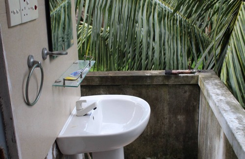Jaffna Cabin | Jaffna Travel & Guest Inn: 2 AC Bedroom first floor AC house with free parkingnn