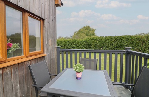 Brigg Cottage | JAMES VILLE MARINA LODGE 7, pet friendly, with a garden in Brigg