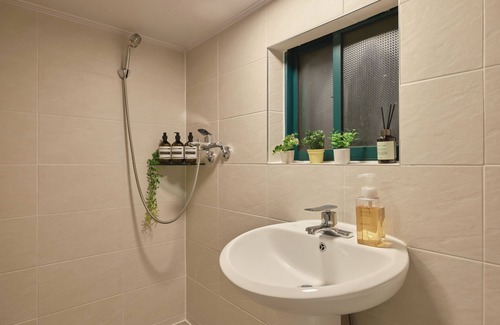 Seokchon-dong Apartment | [Jamsil & Seokchon Lake] Elegant & Comfortable 2-BR Retreat near Lotte World