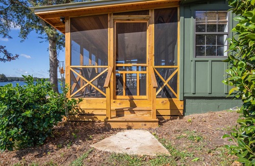 Eclectic House | Janmother's Cabin, easy walk to The Social on Lake Martin, Castaway Island