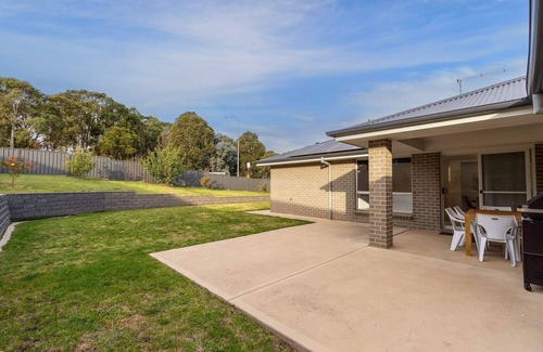 Bletchington House | Japonica Dream - Modern Family Home, Free Wifi