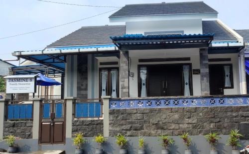 Mertoyudan House | JASMINE 8 Family HomeStay