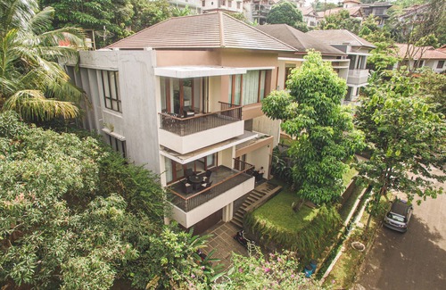 Bandung Villa | Jasmine Cozy Villa 3 BR Heated Pool and Billiard