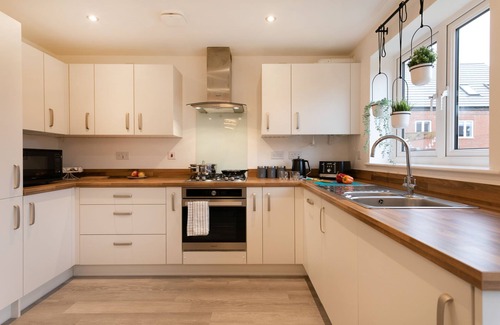 Edwalton House | Jasmine Gardens - a serviced house that sleeps 5 guests in 3 bedrooms