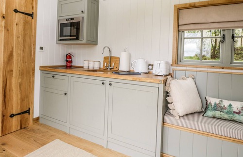 Staple Hill Cottage | JASMINE HUT, MYRTLE FARM, romantic, with hot tub in Warmley