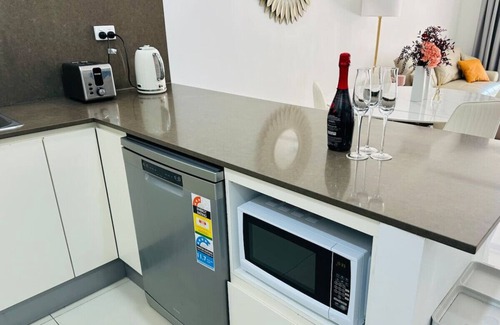 Mascot Apartment | JC Home in Mascot, parking available