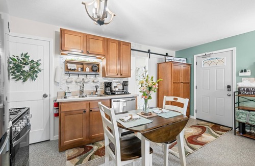 Nashville Apartment | Jefferson House, Pet-Friendly Steps Away from Shops and Restaurants.
