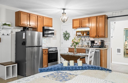 Nashville Apartment | Jefferson House, Pet-Friendly Steps Away from Shops and Restaurants.