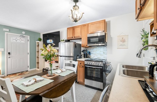 Nashville Apartment | Jefferson House, Pet-Friendly Steps Away from Shops and Restaurants.