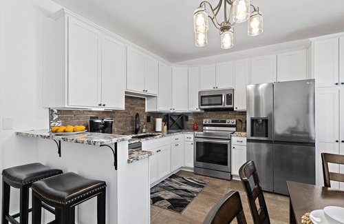 Madison House | Jefferson Off Main: *4 Beds*King Beds*Walk to Main* 3 Full Bath