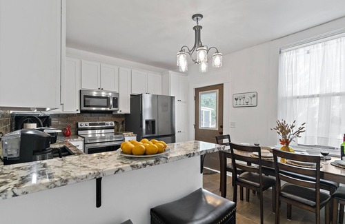 Madison House | Jefferson Off Main: *4 Beds*King Beds*Walk to Main* 3 Full Bath