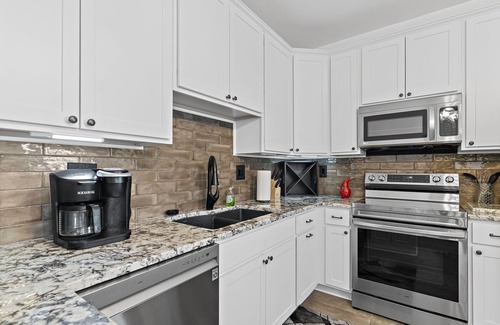 Madison House | Jefferson Off Main: *4 Beds*King Beds*Walk to Main* 3 Full Bath
