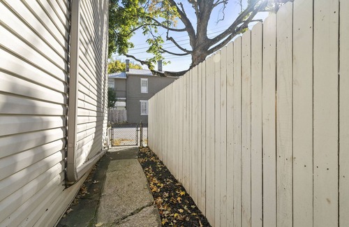 Madison House | Jefferson Off Main: *4 Beds*King Beds*Walk to Main* 3 Full Bath