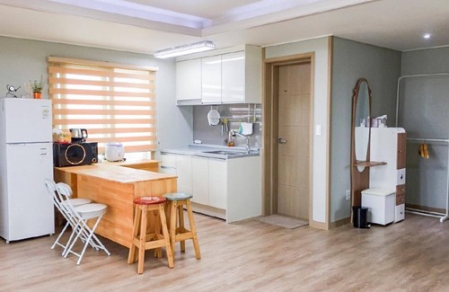 Gujwa House | Jeju Jinggeomdari Pension