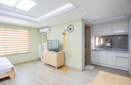 Gujwa House | Jeju Jinggeomdari Pension