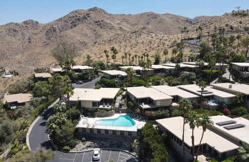Araby Condo | Jet Liner and Majestic Mountain Views from this Mid-Century Modern 2 Bedroom Gem