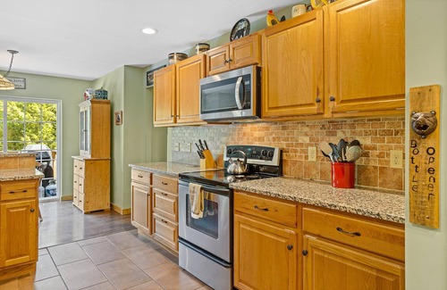 Jim Thorpe House | Jim Thorpe One Stop - GAME ROOM, GOLF SIMULATOR, HOT TUB, BBQ GRILL, EV CHARGER!
