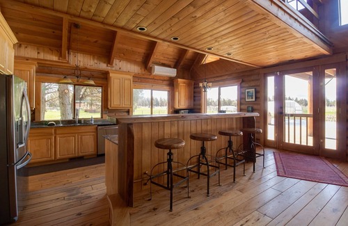 Sisters House | JJ Ranch 40 acres 5 bdrm 3 bath private pool, sauna, soaking tub Mountain Views