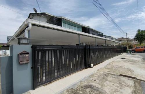Richmond Hill House | Jk Home Borneo 96 18Pax 6BedR 6BathR 3Carparks