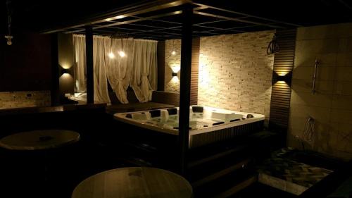 Tagaytay House | JKL Loghomes with Outdoor Jacuzzi