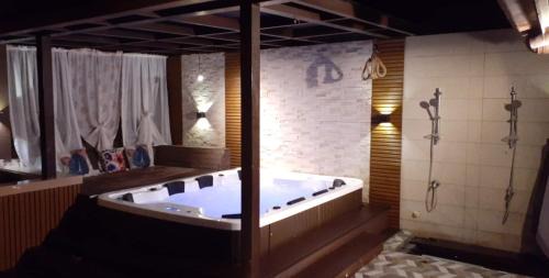 Tagaytay House | JKL Loghomes with Outdoor Jacuzzi