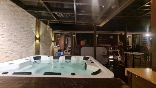 Tagaytay House | JKL Loghomes with Outdoor Jacuzzi