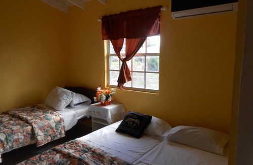 Gall Hill House | JO J'S HOSTEL GUEST HOUSE PRIVATE ROOM WITH BATH SLEEP 3