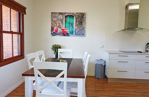 Eden Apartment | Jodi's Beach Retreat - Pet Friendly (2 bedroom apartment) 3+ nights