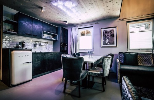 Soell Apartment | JOHN PAUL GEORGE and RINGO Don't let me down - Boutique Apartments OLD SCHOOL