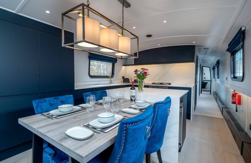 Limehouse Boat Rental | JOIVY Elegant 2-bed houseboat near Canary Wharf
