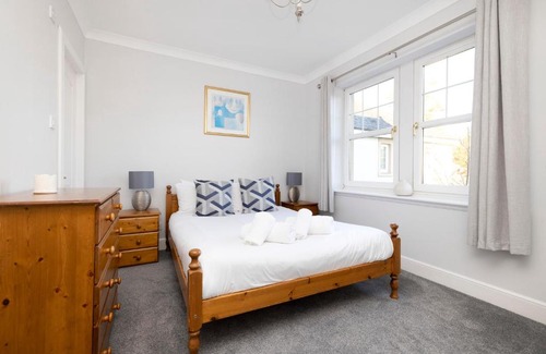 Dunbar Apartment | JOIVY Modern Flat with Free Parking