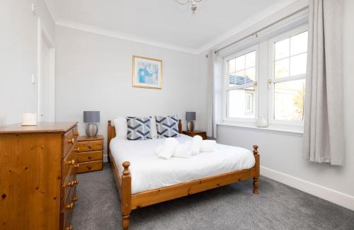 Dunbar Apartment | JOIVY Modern Flat with Free Parking
