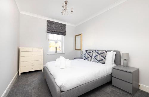 Dunbar Apartment | JOIVY Modern Flat with Free Parking