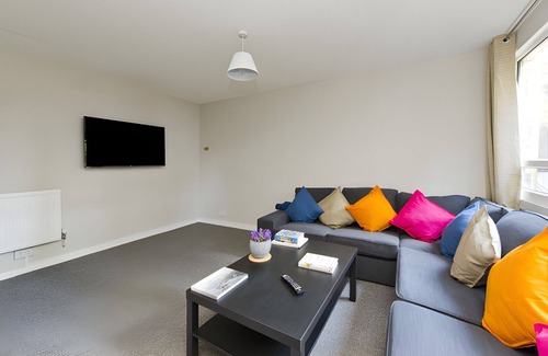 Notting Dale Apartment | JOIVY Spacious apt w/private yard in Notting Hill