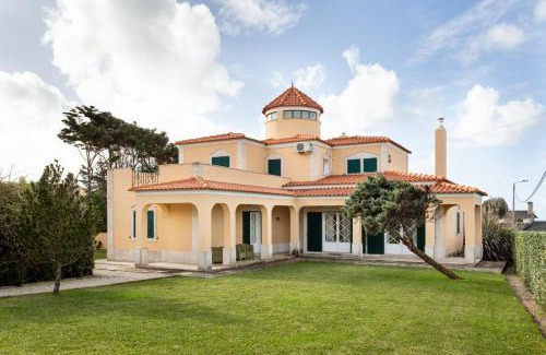 Colares Villa | JOIVY Splendid 4-BR House with Swimming Pool and Sea View