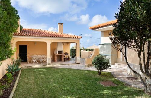 Colares Villa | JOIVY Splendid 4-BR House with Swimming Pool and Sea View