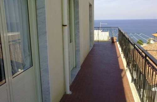 Calimera Apartment | JOLETO House. Your vacation on the Coast of the Gods A 10-minute walk from the sea.