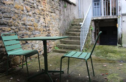 Lons-le-Saunier Apartment | joli 2 pièces avec cour privée
