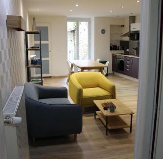 Lons-le-Saunier Apartment | joli 2 pièces avec cour privée