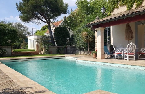 Plaissan Apartment | Joli Appartement en Bord de Piscine, Dans un Domaine Clos et Paisible